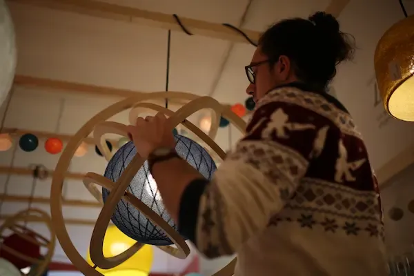 Jonathan Ackermann dans son atelier